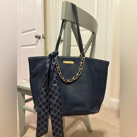 Michael Kors Handbags - Ladies Michael Kors Purse